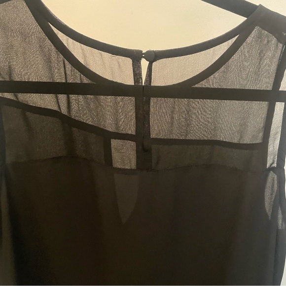 ⭐️ 3/$20 Fun2Fun Payne Sheer Detail Blouse Sleeveless Black Top Medium No Tag - Picture 3 of 7